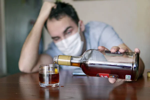 Alcoolisme, dépendance à l'alcool et concept de personnes - alcoolique masculin avec bouteille de rhum à la maison. spécialiste du chômage qui s'est soûlé seul par ennui est mis en quarantaine dans l'isolement personnel . — Photo