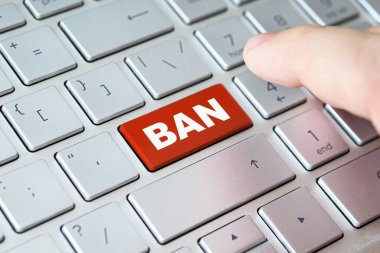 Klavyeye BAN sözcüğüyle parmağını kapatmış. Kilit, kilitleme, engelleme, kilitleme, tıkama, engelleme kavramı