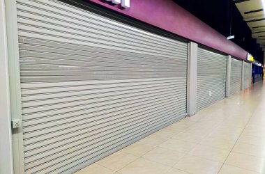 Koronavirüs salgınından dolayı küresel karantina sırasında alışveriş merkezindeki kapalı butikler. Küçük işletmeler ve özel satıcılarla ilgili sorunlar. Dükkanların kapatılması. Ekonomide ekonomik durgunluk ve düşüş.