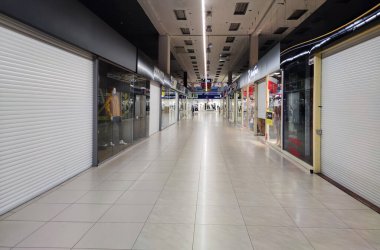 Koronavirüs salgınından dolayı küresel karantina sırasında alışveriş merkezindeki kapalı butikler. 23 Nisan 2019. Barnaul Rusya