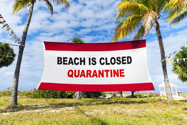 由于科罗纳病毒Covid 19的流行 海滩被关闭 禁止在海滩度假 入海口被关闭了 你不能游泳或晒日光浴 游客中的流行病 — 图库照片