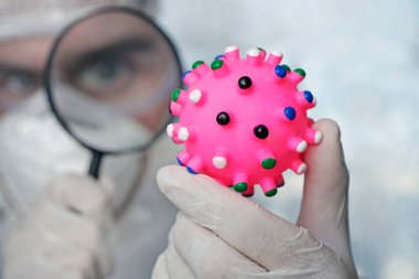 Büyüteç cam konseptli Coronavirus Covid-19. Yeni bir koronavirüs araştırması. Çözüm ara.