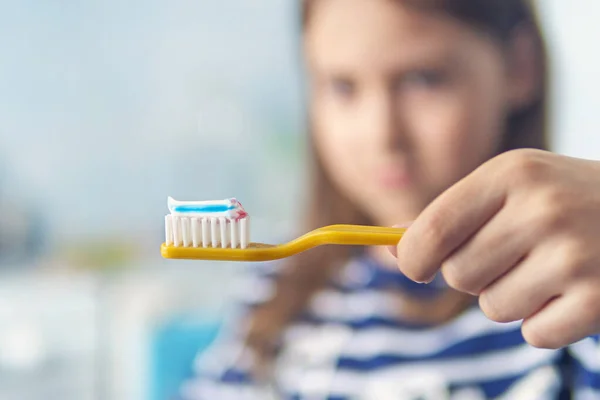 Ragazzina Che Lava Denti Foto Primo Piano Dentifricio Strisce Uno — Foto Stock