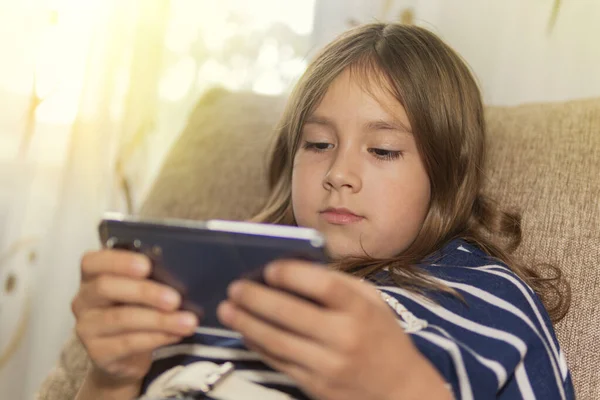 Menina Bonito Feliz Jogar Jogos Smartphone Casa Durante Pandemia Global — Fotografia de Stock