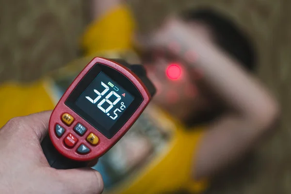 Messung Der Temperatur Von Kindern Mit Kontaktlosem Thermometer Infrarot Thermometer — Stockfoto