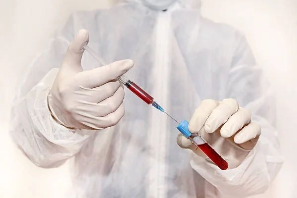 Медичні Технології Вводять Кров Пробірку Науковій Лабораторії Аналізуючи Результати Крові — стокове фото