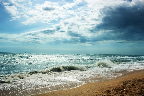 Bela praia e céu dramático. Tempo tempestuoso . — Fotografia de Stock