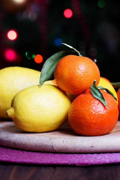 Tangerines and lemons. mixed of fresh fruits with leaves. — Stock Photo, Image