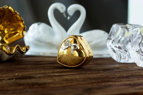 Närbild guld presentbox av hjärtat på gamla träbord — Stockfoto