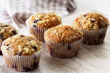 Taze böğürtlenli yabanmersinli kek..