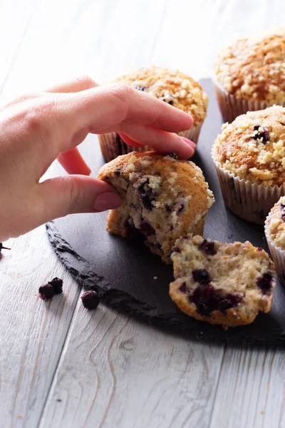 Närbild kvinnliga händer och cup-cake med färska bär — Stockfoto