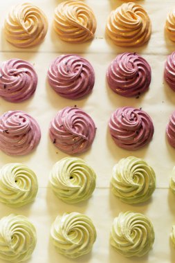 Beyaz bir arka plan üzerinde lezzetli ev yapımı sweetmarshmallow.