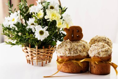 Ev yapımı Paskalya Paskalya kutlamak için pasta. 