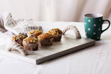 Taze böğürtlenli yabanmersinli kek..