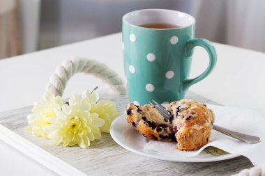Taze böğürtlenli yabanmersinli kek..