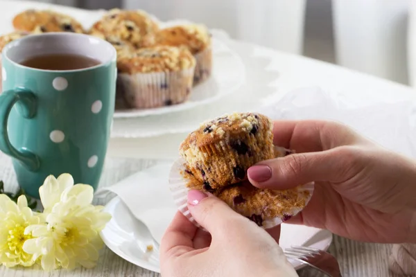 Primeros planos de las manos femeninas y pastel de taza con bayas frescas — Foto de Stock