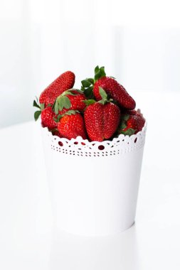 Bir kasede taze çilek. 