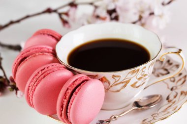  Fincan sade kahve, kayısı çiçek ve tatlı pastel Fransız anne