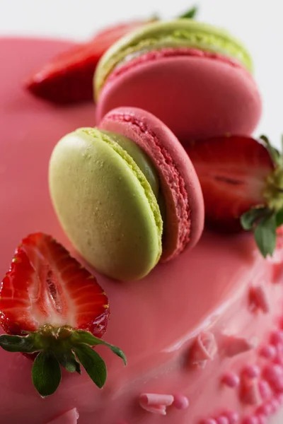 Romantische rosa Torte mit Makronen und Erdbeere — Stockfoto