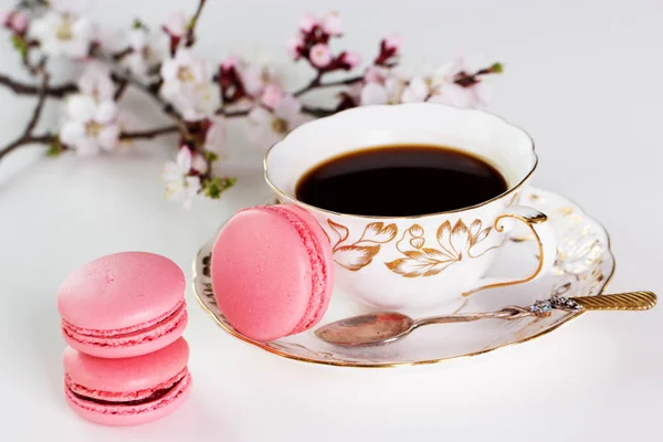 Cup of black coffee, apricot flowers and sweet pastel french ma — Stock Photo, Image