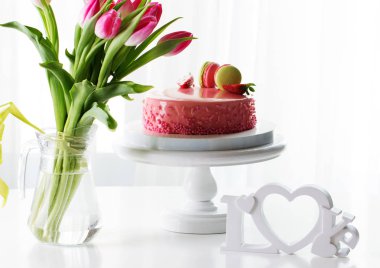 Pembe romantik kek dekore edilmiş macaroons ve çilek ile 