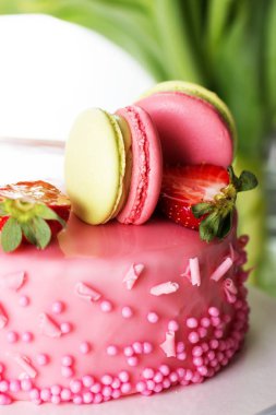 Pembe romantik kek dekore edilmiş macaroons ve çilek ile 