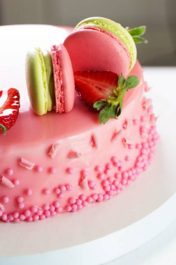 Pembe romantik kek dekore edilmiş macaroons ve çilek ile 
