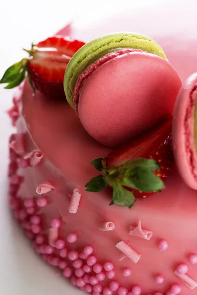 Rosa romantisk tårta dekorerad med mandelbiskvier och jordgubbe — Stockfoto
