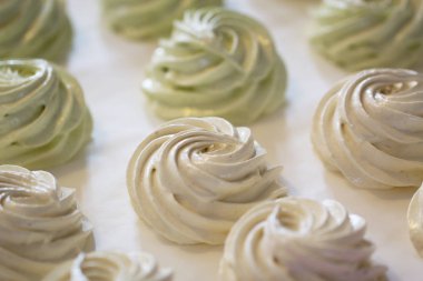 Beyaz bir arka plan üzerinde lezzetli ev yapımı sweetmarshmallow.