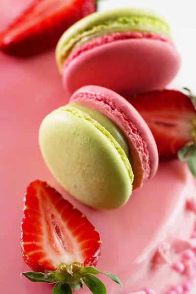 Romantische rosa Torte mit Makronen und Erdbeere. — Stockfoto
