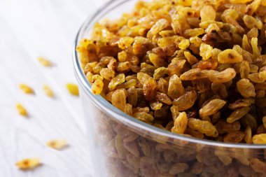 bir cam kase kuru üzüm. Taze organik kuru üzüm