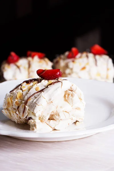 Pavlova - pastel de merengue con fresas frescas . — Foto de Stock