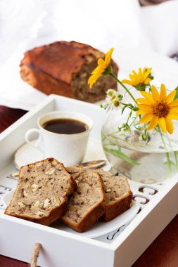 Ceviz ile ev yapımı muz pasta. Taze pişmiş muz ceviz Şip Şak