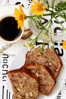 Ceviz ile ev yapımı muz pasta. Taze pişmiş muz ceviz Şip Şak