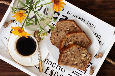 Ceviz ile ev yapımı muz pasta. Taze pişmiş muz ceviz Şip Şak