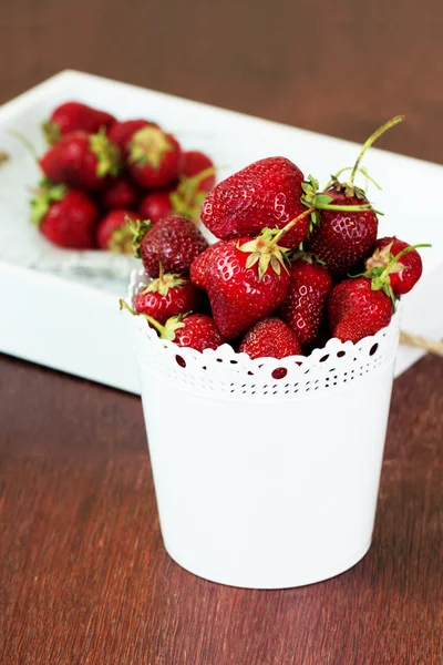 Ahşap arka planda olgun çilekler..