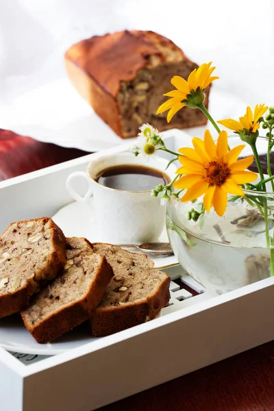 Ceviz ile ev yapımı muz pasta. Taze pişmiş muz ceviz Şip Şak