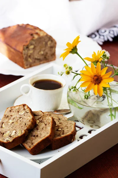 Ceviz ile ev yapımı muz pasta. Taze pişmiş muz ceviz Şip Şak