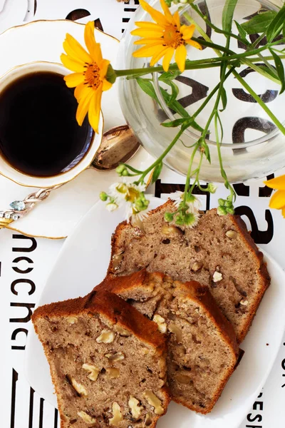 Ceviz ile ev yapımı muz pasta. Taze pişmiş muz ceviz Şip Şak