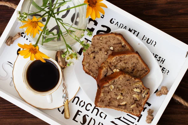 Ceviz ile ev yapımı muz pasta. Taze pişmiş muz ceviz Şip Şak