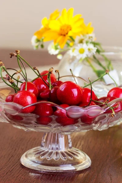 Reife saftige rote Kirsche in einer Glasschüssel — Stockfoto