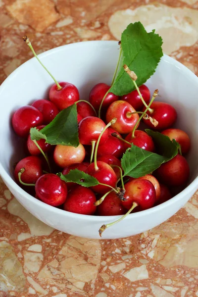 Cerezas frescas dulces en un tazón — Foto de Stock