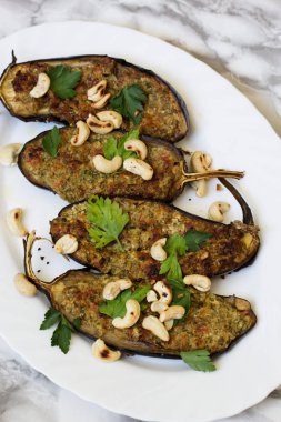 sarımsaklı yoğurt sos ve ceviz ile ızgara patlıcan