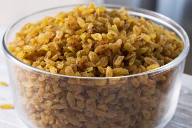 bir cam kase kuru üzüm. Taze organik kuru üzüm