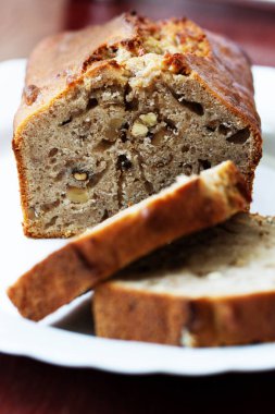 Ceviz ile ev yapımı muz pasta. Taze pişmiş muz ceviz Şip Şak