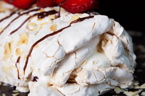 Pavlova - pastel de merengue con fresas frescas . — Foto de Stock