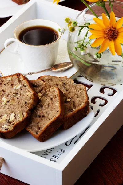 Ceviz ile ev yapımı muz pasta. Taze pişmiş muz ceviz Şip Şak