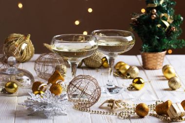 Bardağı ile Noel süsleri