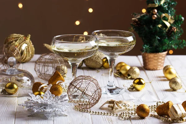 Bardağı ile Noel süsleri