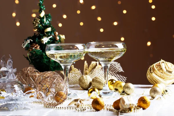 İki bardak şampanya Noel ağacı arka plan ile. Christma